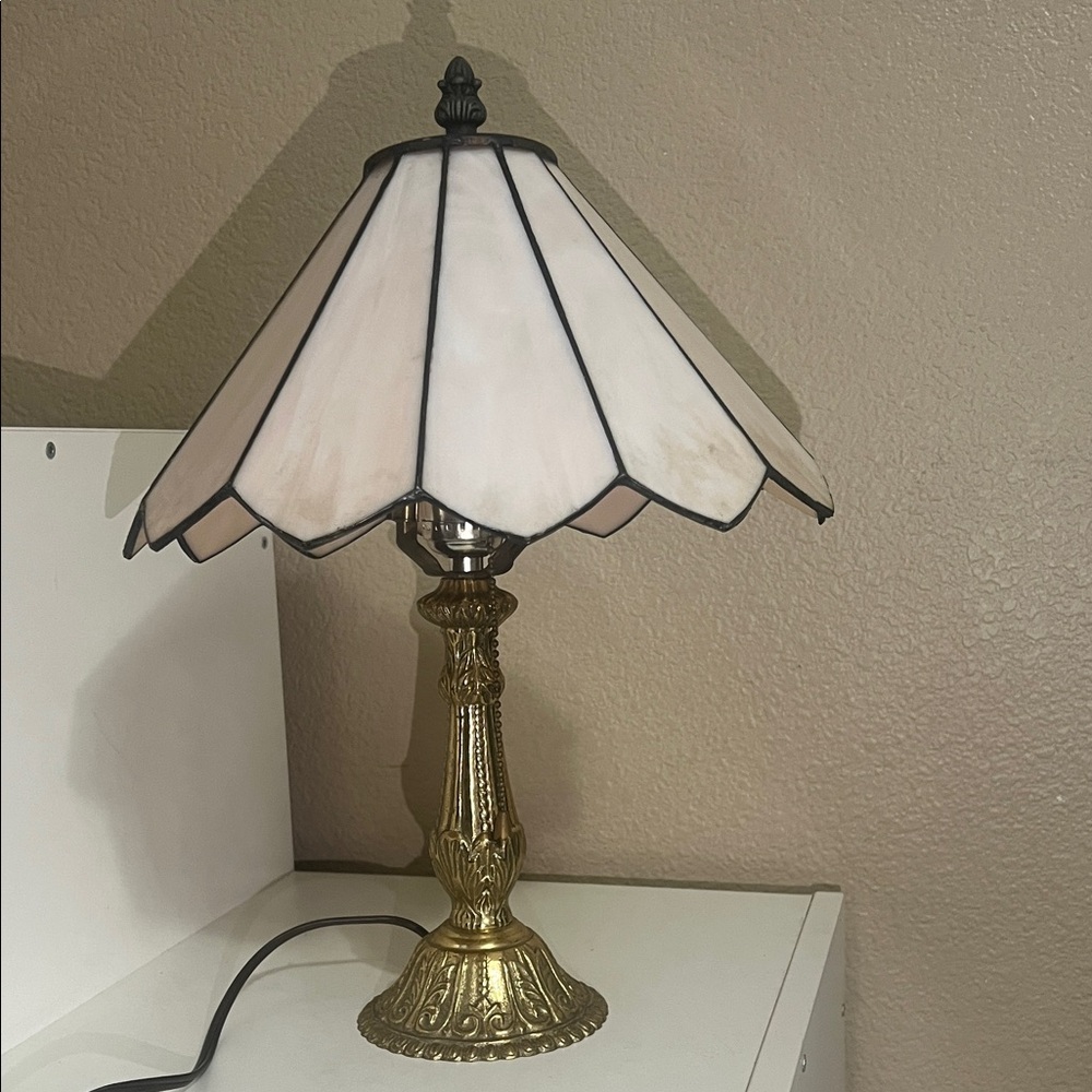 Vintage Tiffany Style Slag Glass Table Lamp - Ornate Brass Base - Cream Shade